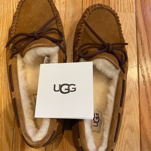 UGG Women’s Dakota in Chestnut (size 8USA)